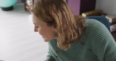 Kafkasyalı annenin yeni doğan bebeği kontrol edişinin videosu. annelik, ebeveyn sevgisi ve yeni doğan bebek konseptiyle ilgilenmek dijital olarak üretilmiş video.