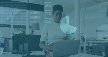 Analiz için tableti tarayan ve grafikleri ve tabloları dizüstü bilgisayara yükleyen bir kadın. Teknoloji, veri, analitik, üretkenlik, modern, çalışma alanı, profesyonel