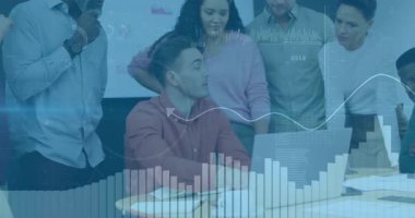 Veri tablosu olarak dizüstü bilgisayarda yazan sunucu, iş arkadaşlarının iş eğilimini analiz etmesiyle çakışıyor. İşbirliği, tartışma, takım çalışması, analitik, kurumsal, profesyonel, çeşitli