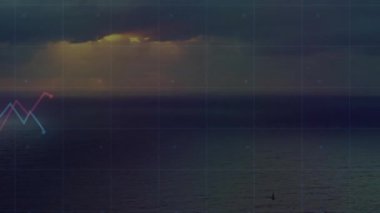 Güneş ışınları bulutları delip geçiyor kırmızı ve mavi çizgiler oluşturuyor. Okyanus üzerinde yelkenlinin büyüdüğünü gösteriyor. Deniz manzarası, finansal, minimalist, dijital, gözlemsel, sakin, soyut