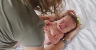 Kafkasyalı annenin yeni doğan bebeğe baktığı video. annelik, ebeveyn sevgisi ve yeni doğan bebek konseptiyle ilgilenmek dijital olarak üretilmiş video.