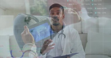 Holografik taramayı hasta kaydırma tableti olarak inceleyen doktor, animasyon sağlık grafikleri gösteriyor. Teletıp, sağlık, dijital, yenilik, danışma, teknoloji, sağlık