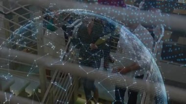 Altı meslektaş tableti tıklatarak ve dijital küreyi büyüterek iş teknolojisini gösteriyor. İşbirliği, yenilik, bağlantı, gelecek, teknoloji, takım çalışması, dijital