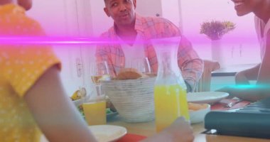 Baba, kahvaltılık aile sohbetine başlamak için eğiliyor, portakal suyunda canlandırılmış beslenme ikonları gösteriyor. Aile, kahvaltı, birliktelik, ev, yazışma, mutluluk, gündelik