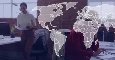 Animasyon dünya haritası. Sürücü kadın ofise giriyor. Belgeleri gözden geçiriyor, işbirliği yapıyor. İş, takım çalışması, ofis, iletişim, üretkenlik, modern, işbirliği