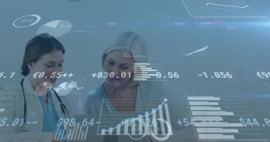 Bilgisayardaki doktor ve müşterilerin mali tabloları gözden geçirip bakım planı güncellemelerini yapıyorum. Profesyonel, danışma, veri analizi, sağlık, işbirliği, modern, içgörü