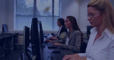 Üç bilişim elemanı klavyede yazı yazıyor ve ekranlarda titreşen dijital veri kodu animasyonlarını giriyorlar. Teknoloji, işbirliği, dijital, kurumsal, modern, üretkenlik, yenilik