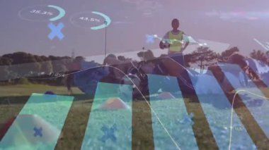 Animasyon ölçümleri atarken koçun düdük çalma takımı spor sahasında topları çıtırdatıyor. Atletik, takım çalışması, fitness, eğitim, performans, açık hava, motivasyon