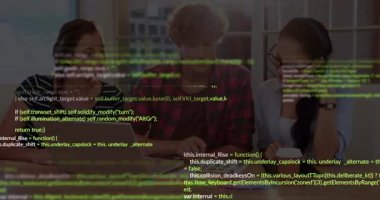 Tasarım ekibi pist tıkırtıları, işaret örnekleri, kaydırma kodları, birleştirme dizayn kodları. İşbirliği, yaratıcılık, teknoloji, yenilik, çalışma alanı, beyin fırtınası, dijital