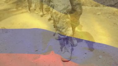 Kamuflaj parkurundaki lider asker toprak yola giriyor sonra da askeri eğitim tatbikatı için mangayı durduruyor. Ordu, disiplin, takım çalışması, kamuflaj, açık hava, aktivite, engebeli