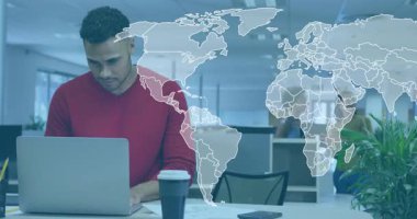 İş yerinde dizüstü bilgisayarda yazı yazan bir adam kıtaları silip süpüren kırmızı ışıklı bir dünya haritasını aktifleştiriyor. İşbirliği, teknoloji, küresel, üretkenlik, modern, iş dünyası, takım çalışması