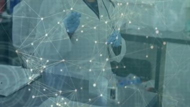 Pipet kabzasını düzelten kadın bilim adamı örnek dağıtım gösteren biyoteknoloji laboratuvarında pipet yapmaya başladı. Araştırma, laboratuvar, yenilik, kesinlik, deney, bilim, teknoloji