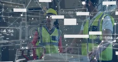 Dijital şemalar, inşaat ekibinin depoda sandığı teftiş ederken yol gösterme planı gibi. Sanayi, takım çalışması, işbirliği, teknoloji, teftiş, depo, güvenlik