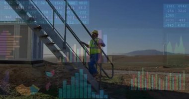 Teknisyen, veri aktarımları ile denetleme yapmak için izleme alanındaki rayları ve merdivenleri tutuyor. Sanayi, bakım, teknoloji, enstrümantasyon, güvenlik, mühendislik, altyapı