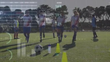 Bayan futbol takımı yüksek diz egzersizlerini düdükle başlatarak teknik grafikleri gösteriyor. Atletik, takım çalışması, performans, fitness, açık hava, dinamik, veri