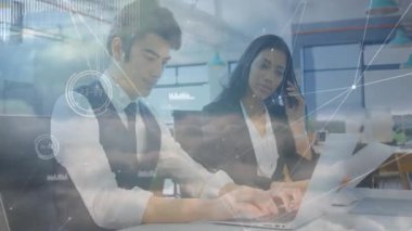 Çağrı dizüstü bilgisayarı yazan ve sayfayı işaret eden iş arkadaşları veri düğümleri iş analizlerini canlandırırken. İşbirliği, takım çalışması, dijital, analiz, profesyonel, modern, iletişim