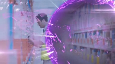 Depo çalışanı, dünya envanter takibi için nabız ölçerken barkodları tarıyor. Lojistik, tedarik zinciri, teknoloji, otomasyon, sanayi, veri analizi, verimlilik