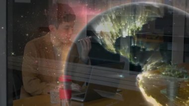 Aramaya katılan adam, dünya hologramını teknoloji toplantısında gösteriyor, bayan meslektaşı haritayı işaret ediyor. Teknoloji, yenilik, işbirliği, dijital, geleceksel, iletişim, iş