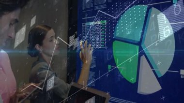 Kadın tıkırtı ızgarası, veri sunumu için çalışma arkadaşı kaydırma tabletine çimdik atma. Etkileşimli, veri görselleştirme, modern, profesyonel, dijital, işbirlikçi, gelecekçi