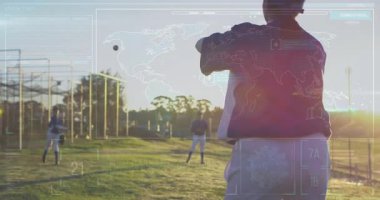 Kadın atıcılar saha eğitimini işaret ediyor. Gün batımına karşı takım arkadaşlarına beyzbol topu atıyorlar. Atletik, takım çalışması, günbatımı, disiplin, aksiyon, sportmenlik, açık hava