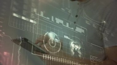 Tablet tutan adam, UI 'yi genişleterek dünya çizelgelerini teknoloji için kaydırdığını gösteriyor. Teknoloji, veri görselleştirme, fütürizm, dijital, artırılmış gerçeklik, yenilik, arayüz