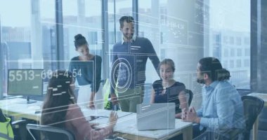 Oturmuş bir kadın belgeleri yerleştiriyor ve iş çizelgelerini takım verileri gözden geçirirken yüzdürüyor. İşbirliği, takım çalışması, analitik, yenilik, modernlik, profesyonel, strateji