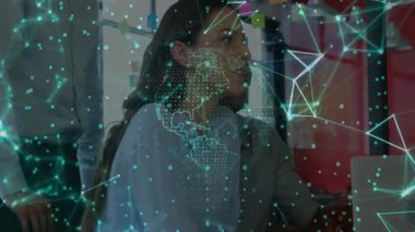 Ofis çalışanı dizüstü bilgisayarı yazıyor ve tasarım kartlarını sıralarken inceleme için teknoloji dünyasını etkinleştiriyor. Dijital yenilik, işbirliği, fütüristik, veri görselleştirme, akıllı teknoloji, profesyonel çevre, modern çalışma alanı