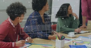 Sunucu girişi, takım yapıştırma ve yazma, sürüklenen veri örtüleri altında iş beyin fırtınası. İşbirliği, takım çalışması, beyin fırtınası, yenilik, profesyonel, dijital, kurumsal