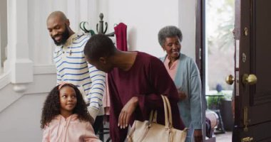 Mutlu Afrikalı Amerikalı ebeveynlerin ve büyük ebeveynlerin torunlarıyla eve gelişlerinin videosu. Aile, aile hayatı ve birliktelik kavramı dijital olarak oluşturulmuş video.