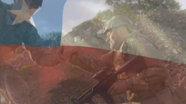 Genç asker elini uzatıyor ve yokuş yukarı tırmanmak için kayalık yamaçta diz çökmüş yoldaşını kaldırıyor. Askeri, takım çalışması, dayanıklılık, dayanıklı, taktiksel, yükselme, yoldaşlık