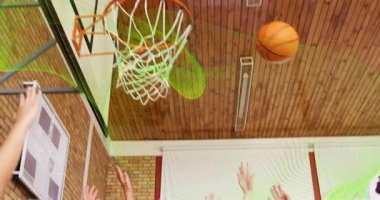 Oyuncu basketbolu sayı yapmak için potaya fırlatıyor, kamera ağları geriyor ve inliyor. Atletizm, spor, rekabet, eğitim, egzersiz, spor salonu, aktif