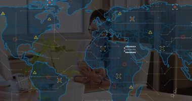 Kadın tablet ekranı kaydırıyor ve dünya haritasını teknik analiz için veri noktaları ve çizgilerle başlatıyor. Teknoloji, veri görselleştirme, dijital ağ, iş, profesyonel, modern, analitik