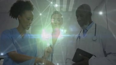Tıbbi profesyonellerin yürüyüş koridoru, çizelgeleri canlı ağ bağlantıları olarak tartışıyor. Sağlık, işbirliği, yenilik, teknoloji, profesyonellik, tanı, takım çalışması