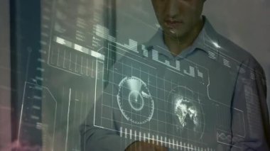 İnsan tableti tıklatıyor ve analitik için saydam arayüzde veri haritaları ve dünya haritası çıkartıyor. Teknoloji, yenilik, veri görselleştirme, dijital arayüz, profesyonel, gelecekçi, analitik