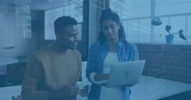 Finans incelemesi için stok grafiklerini gösterirken elinde kupa tutan adam ve kadın bilgisayarı kaydırıyor. İşbirliği, finans, takım çalışması, modernlik, veri analizi, üretkenlik, başlangıç