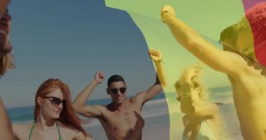 Sahilde kol dalgalarıyla eğlenmek için dans eden altı arkadaşın renklerini süpürüyor. Neşeli, enerjik, kutlama, uyum, canlı, yaşam tarzı, boş zaman