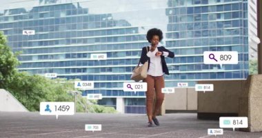 Akıllı telefon ve akıllı telefon kullanan, yükselen teknolojik uyarıları izleyen profesyonel bir plaza. Teknoloji, bağlantı, kentsel, modern, iş, iletişim, yaşam tarzı