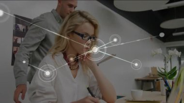 Kadın ve erkek meslektaşlar, basılı kâğıtları değiş tokuş ederek iş dünyasının büyümesini engelliyor. İşbirliği, profesyonellik, teknoloji, yenilik, takım çalışması, modern, dijital