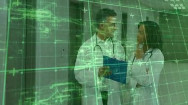 Tıbbi koridorda yürüyen doktorlar yeşil şebeke oluşturuyorlar ve analiz için mavi dosyayı okuyorlar. Tıbbi, profesyonel, fütüristik, işbirliği, teşhis, klinik, yenilik