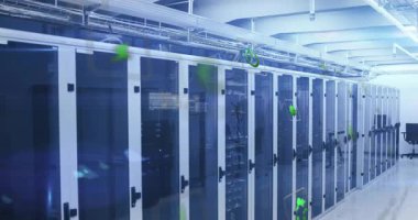 Yeşil oklar havada süzülürken ve veri akışını gösteren kodlar kayarken kamera sunucu raflarında dönüyor. Teknoloji, veri, altyapı, siber güvenlik, dijital, fütüristik, ağ