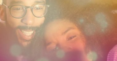 İçerik yaratan çift, selfie çekmek için çerçeveye eğiliyor. Bokeh animasyonlarıyla ev havasını yakalıyorlar. Romantizm, samimiyet, samimiyet, dostluk, şefkat, samimiyet, yaşam tarzı