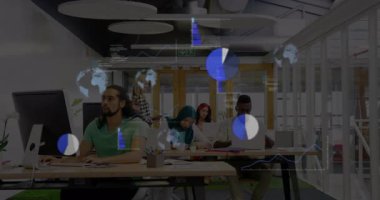 Turta ve bar grafiklerini başlatan geliştirici kodları masaların üzerinde beliriyor, teknik ekip çalışması yapıyor. İşbirliği, takım çalışması, veri analizi, yenilik, dijital çalışma alanı, modern ofis, teknoloji