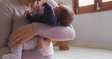 Kafkas anne ve yeni doğan bebeğin yoga minderinde videosu. annelik, ebeveyn sevgisi ve dijital olarak oluşturulan konsepte geri dönüş videosu.