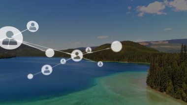 Göl üzerindeki hava akımı yarı saydam avatarları başlatıyor, ortaya çıkıyor, bağlanıyor, ağ büyümesini gösteriyor. Teknoloji, bağlantı, dijital, ağ, iletişim, yenilik, soyut