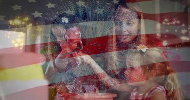 Anne el sanatlarında kızların ellerine kırmızı balçık döker, dokuya rehberlik eder ve esnekliğini ortaya çıkarır. Aile, bağ, yaratıcılık, diy, oyuncu, doku, canlı