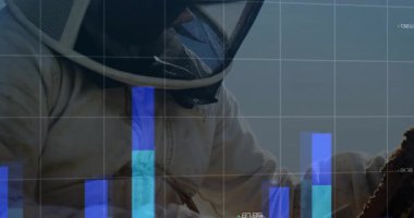 Tarımsal teknolojide bal peteğini kazıyan arıcı veri çubukları ve çizgi grafiği oluşturmaya çalışıyor. Tarım, analitik, veri görselleştirme, yenilik, teknoloji, sürdürülebilirlik, açık hava