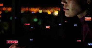 Gece dokunmatik ekrana dokunan bir kadın, Play Aboneliğini pazarlama etkinliğini destekleyen ikonlar gibi gösteriyor. Teknoloji, dijital, akıllı telefon, gece hayatı, kentsel, iç gözlem, modern