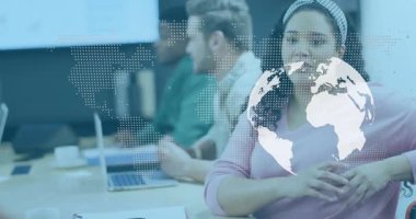 Canlandırılmış küre soluklaşması, kadının öne eğilip küresel anlayışlar sunmak için konuşmasına yol açıyor. İşbirliği, takım çalışması, yenilik, dijital, modern, profesyonel, iletişim