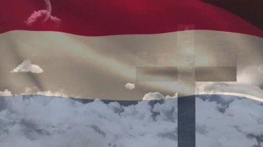 Hollanda 'da bulutların arasında dalgalanan üç renkli bayrak ve ayın altında süzülen filigran fırtına. Vatanseverlik, dinginlik, kumaş, doku, hareket, gökyüzü, zarafet