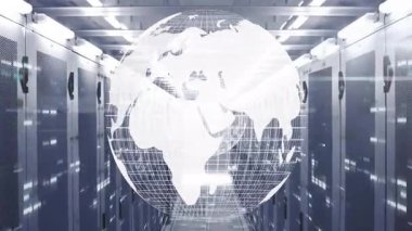 Başlangıçta sunucu raflarında görünen ve dönen dijital kürede veri çizgileri ağı gösterir. Teknoloji, ağ, dijital, veri, bağlantı, altyapı, geleceksel